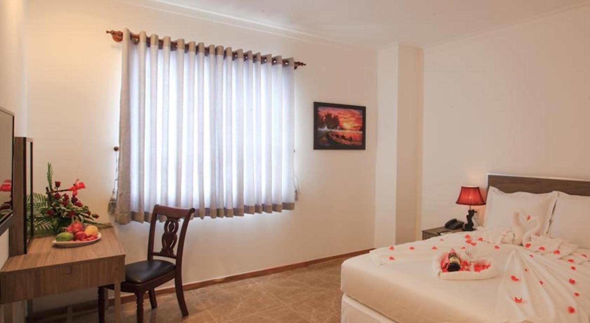 Den Long Do Hotel На Транг Екстериор снимка